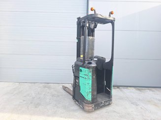 Stacker com condutor transportado Caterpillar NSR16N
