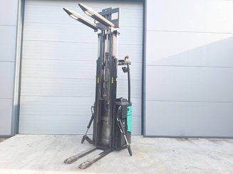 Stacker com condutor transportado Caterpillar NSR16N