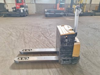 Porta-paletes eléctrico com condutor a pé Caterpillar NPP20N