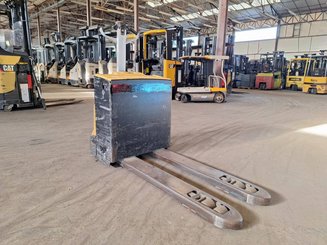 Porta-paletes eléctrico com condutor a pé Caterpillar NPP20N