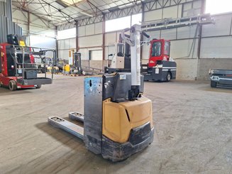 Porta-paletes eléctrico com condutor a pé Caterpillar NPP20N
