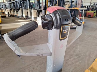 Porta-paletes eléctrico com condutor a pé Caterpillar NPP20N