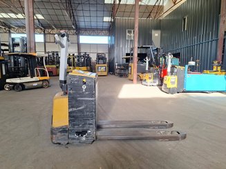 Porta-paletes eléctrico com condutor a pé Caterpillar NPP20N