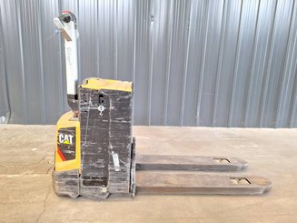 Porta-paletes eléctrico com condutor a pé Caterpillar NPP20N2E