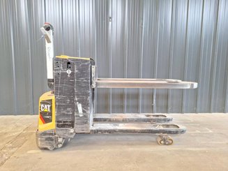 Porta-paletes eléctrico com condutor a pé Caterpillar NPP20N2E