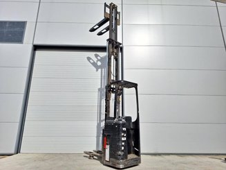 Stacker com condutor transportado Caterpillar NSR16NI