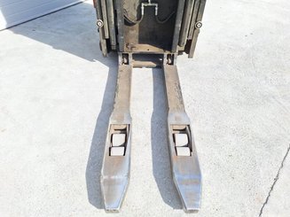 Stacker com condutor transportado Caterpillar NSR16NI