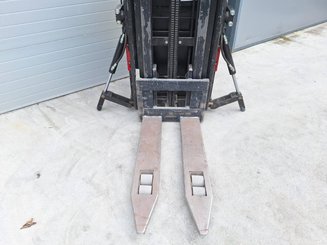 Stacker com condutor transportado Caterpillar NSR20N