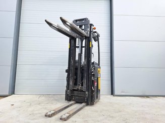 Stacker com condutor transportado Caterpillar NSR20N