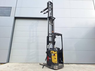 Stacker com condutor transportado Caterpillar NSR20N