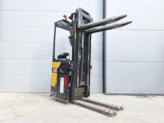 Stacker com condutor transportado Caterpillar NSR20N - 11