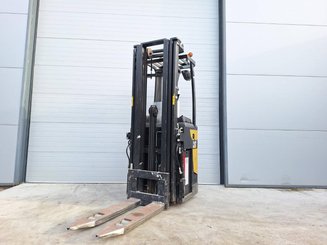 Stacker com condutor transportado Caterpillar NSR20N