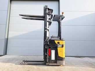 Stacker com condutor transportado Caterpillar NSR20N