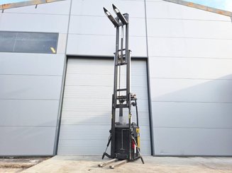Stacker com condutor transportado Caterpillar NSR20N