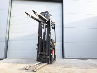 Stacker com condutor transportado Caterpillar NSR20N
