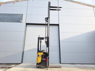 Stacker com condutor transportado Caterpillar NSR20N