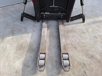 Stacker com condutor transportado Caterpillar NSR20N