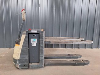Porta-paletes eléctrico com condutor a pé Crown WP3080