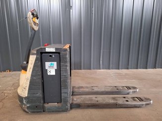 Porta-paletes eléctrico com condutor a pé Crown WP3080