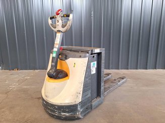 Porta-paletes eléctrico com condutor a pé Crown WP3080