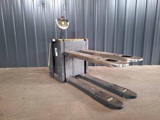 Porta-paletes eléctrico com condutor a pé Crown WP3080
