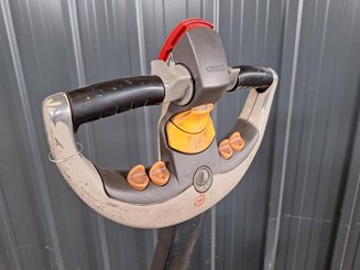 Porta-paletes eléctrico com condutor a pé Crown WP3080