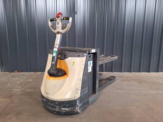 Porta-paletes eléctrico com condutor a pé Crown WP3080