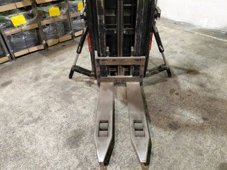 Stacker com condutor transportado Caterpillar NSR20N