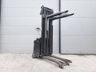 Stacker com condutor a pé Caterpillar NSV16Ni