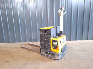 Porta-paletes eléctrico com condutor a pé Caterpillar NPP20N2E