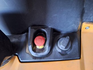 Porta-paletes eléctrico com condutor a pé Caterpillar NPP20N2E