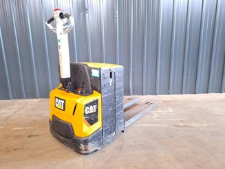 Porta-paletes eléctrico com condutor a pé Caterpillar NPP20N2E