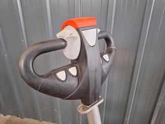 Porta-paletes eléctrico com condutor a pé Ulma EPT20