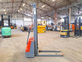 Stacker com condutor a pé Stockman SECL1035