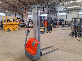Stacker com condutor a pé Stockman SECL1035