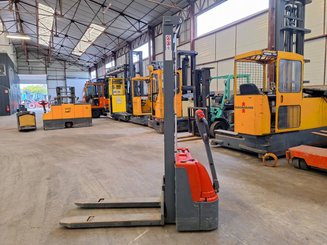 Stacker com condutor a pé Stockman SECL1035