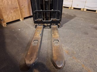 Stacker com condutor a pé Hangcha CDD12-E