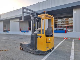 Empilhadores Retrácteis Multidirecionais Caterpillar NRM20K