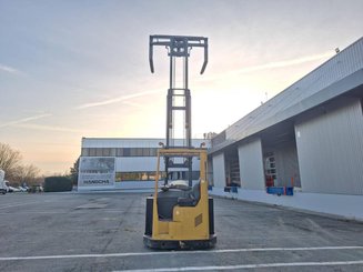 Empilhadores Retrácteis Multidirecionais Caterpillar NRM20K