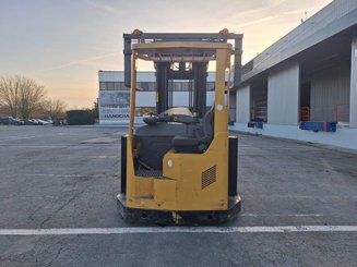Empilhadores Retrácteis Multidirecionais Caterpillar NRM20K