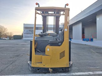 Empilhadores Retrácteis Multidirecionais Caterpillar NRM20K