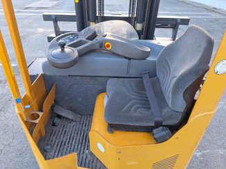 Empilhadores Retrácteis Multidirecionais Caterpillar NRM20K