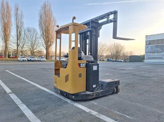 Empilhadores Retrácteis Multidirecionais Caterpillar NRM20K