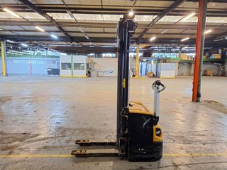 Stacker com condutor a pé Caterpillar NSP16N2