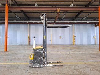 Stacker com condutor a pé Caterpillar NSP16N2