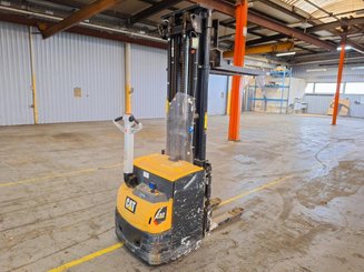Stacker com condutor a pé Caterpillar NSP16N2