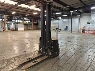 Stacker com condutor a pé Caterpillar NSP16N2