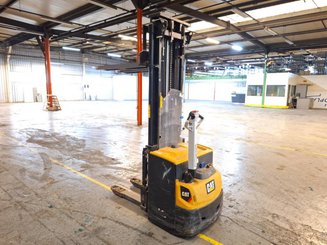 Stacker com condutor a pé Caterpillar NSP16N2