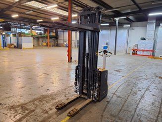 Stacker com condutor a pé Caterpillar NSP16N2