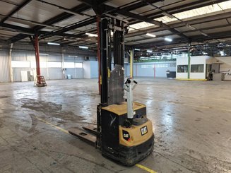 Stacker com condutor a pé Caterpillar NSP16N2
